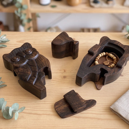 Boîte à bijoux en bois sculpté hibou, ouverte avec bracelet en perles de bois à l'intérieur