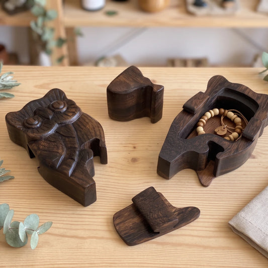Boîte à bijoux en bois sculpté hibou, ouverte avec bracelet en perles de bois à l'intérieur