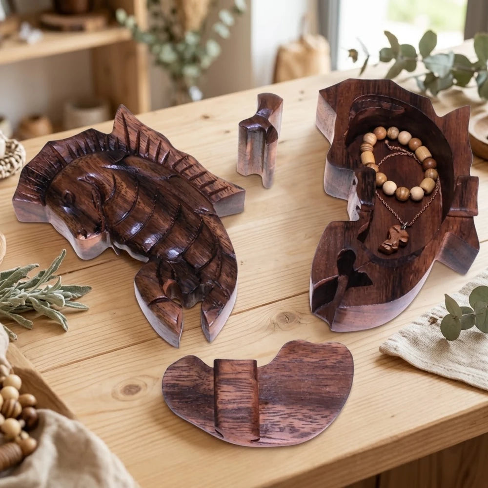 Boîte à bijoux en bois sculpté hippocampe, ouverte avec bracelet et collier en perles de bois à l'intérieur