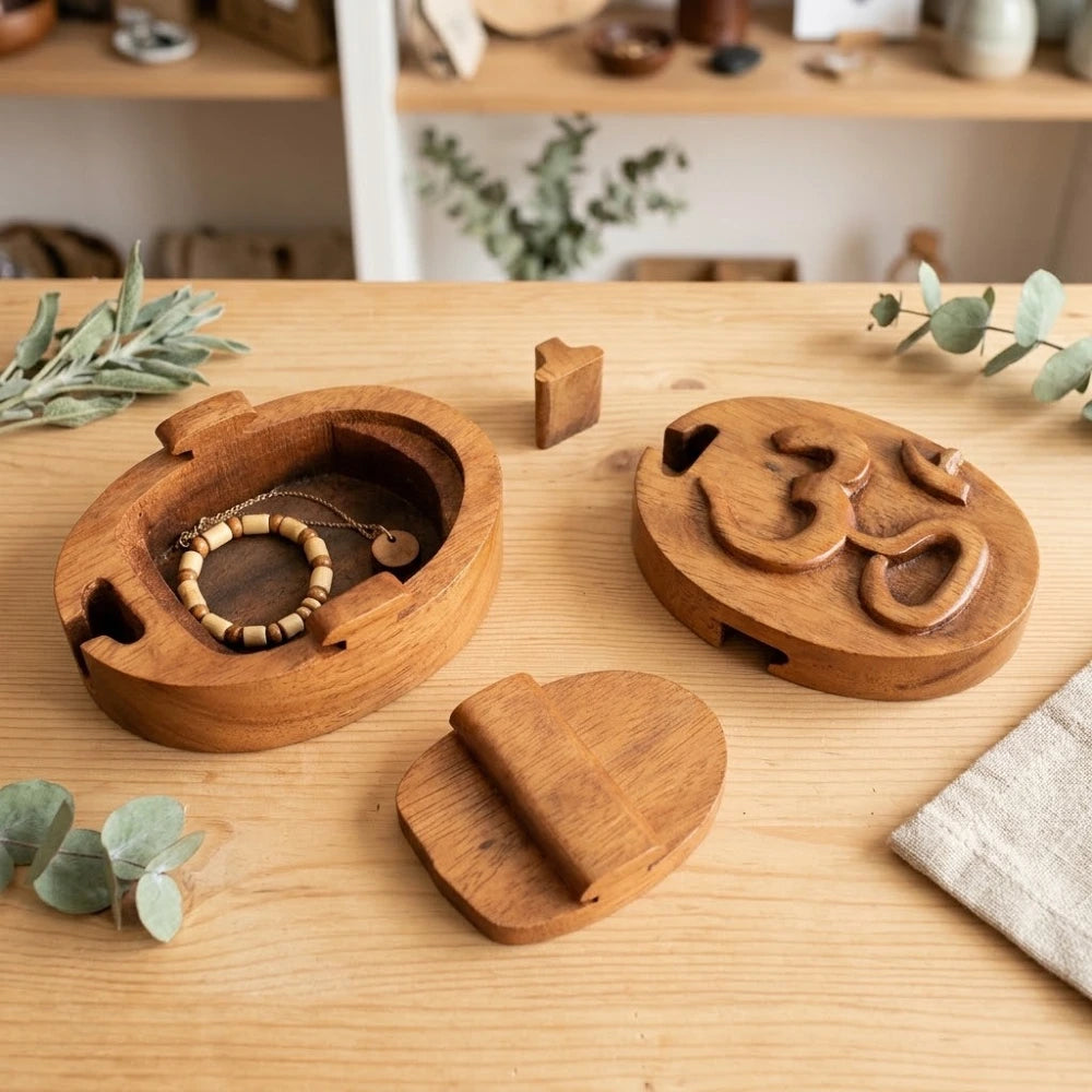 Boîte à bijoux ovale en bois sculpté symbole Om, ouverte avec bracelet et collier à l'intérieur