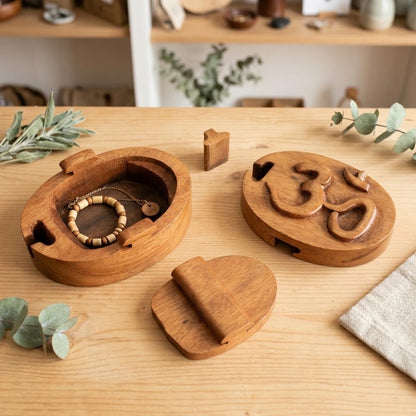 Boîte à bijoux ovale en bois sculpté symbole Om, ouverte avec bracelet et collier à l'intérieur