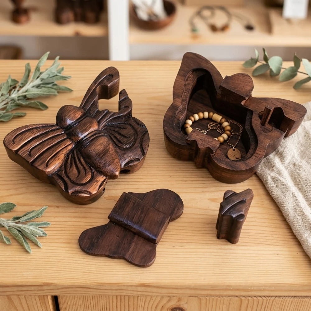 Boîte à bijoux en bois sculpté papillon, ouverte avec bracelet et collier à l'intérieur