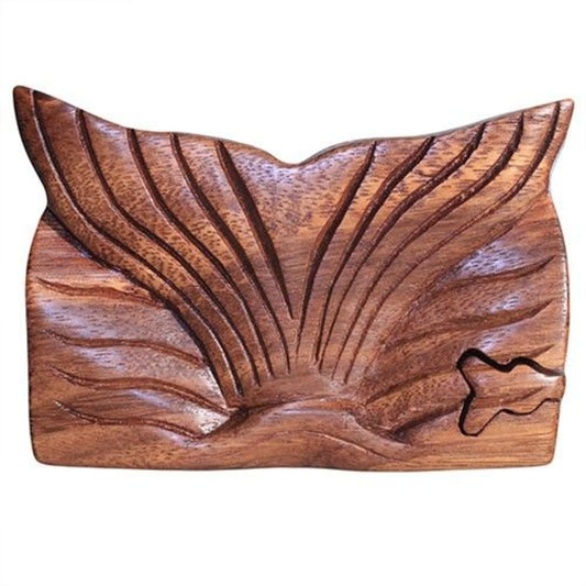 Boîte à bijoux en bois sculpté artisanale, motif queue de baleine, sur fond blanc