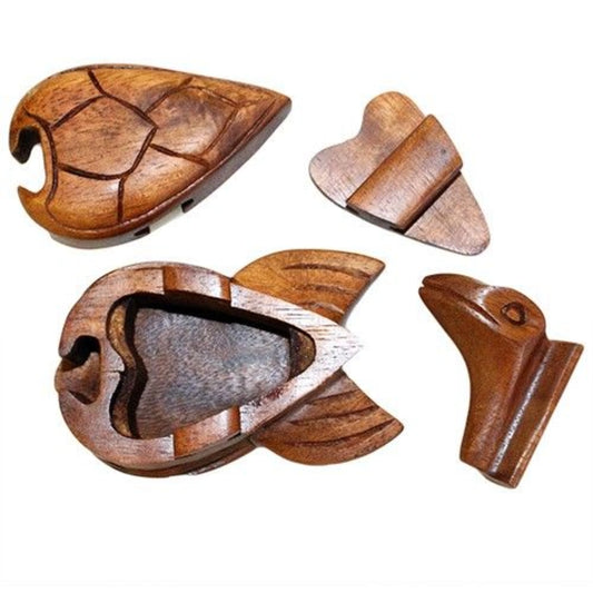 Boîte à bijoux tortue en bois sculpté, pièces du puzzle séparées révélant le compartiment intérieur