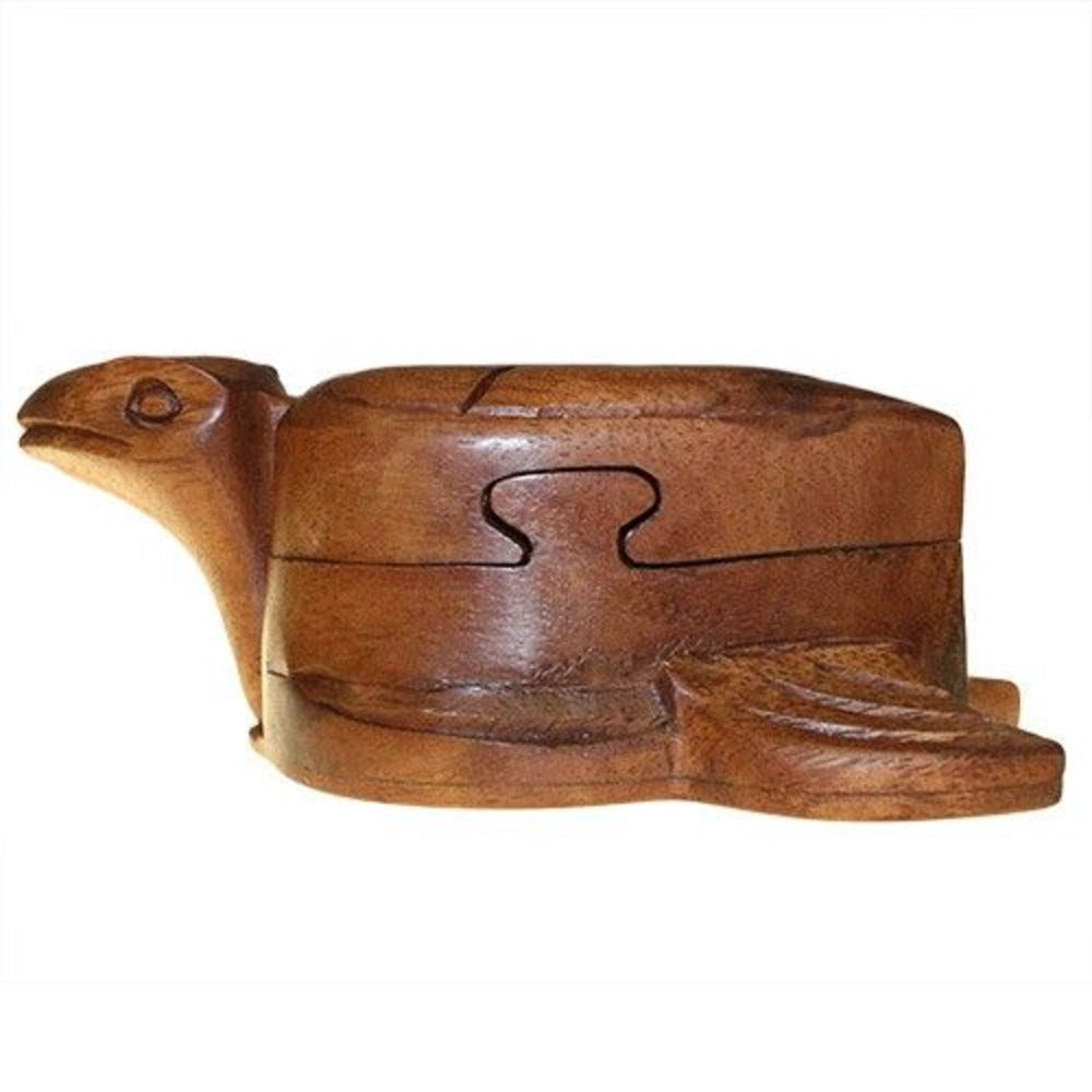 Boîte à bijoux en bois sculpté artisanale, motif tortue, sur fond blanc