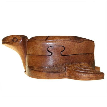 Boîte à bijoux en bois sculpté artisanale, motif tortue, sur fond blanc