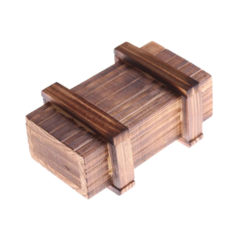 Boîte casse-tête en bois teinté vue de dessus sur fond blanc