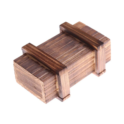 Boîte casse-tête en bois teinté vue de dessus sur fond blanc