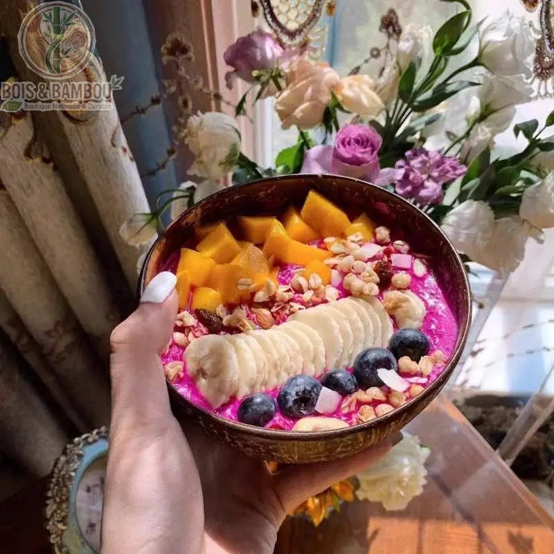 Bol noix de coco avec smoothie bowl fruite, fraises et fleurs decoratives, Bois et Bambou Eco