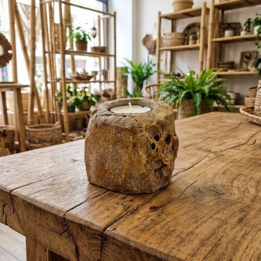 Bougeoir bas en bois pétrifié 1 bougie, surface miel creusée de petites cavités naturelles, pièce unique
