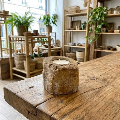 Petit bougeoir en bois fossilisé 1 bougie chauffe-plat, teinte beige et brun, bloc trapu, photo indicative
