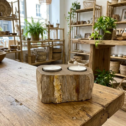 Bougeoir bois fossilisé pour 2 bougies chauffe-plat, veine jaune ocre sur fond beige, posé sur une table en bois