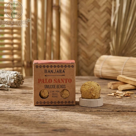 Boules d'encens Palo Santo et leur support dédié, posées sur fond de bois et bambou
