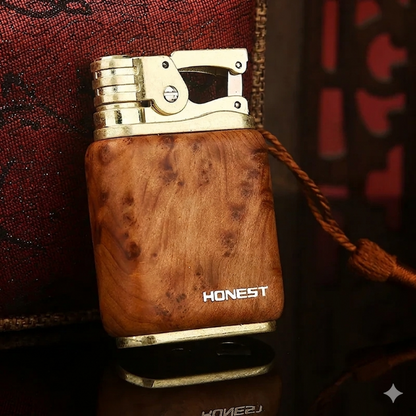 Briquet de luxe HONEST en bois de cyprès de falaise aux veines uniques, avec finition métal doré vieilli.