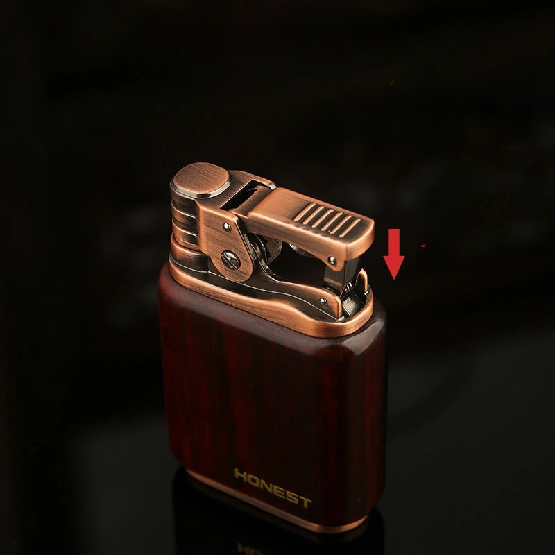 Briquet vintage HONEST allumé, montrant une flamme puissante et stable, avec le logo de la marque visible sur le bois de santal rouge.