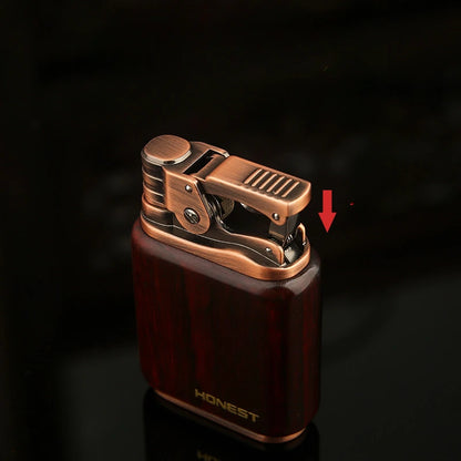 Briquet vintage HONEST allumé, montrant une flamme puissante et stable, avec le logo de la marque visible sur le bois de santal rouge.