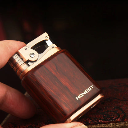 Gros plan sur la prise en main confortable du briquet de luxe HONEST en bois de santal rouge, soulignant son ergonomie.