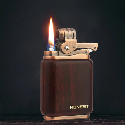 Briquet vintage haut de gamme HONEST en bois de santal noir poli avec mécanisme en laiton vieilli sur fond texturé rouge.