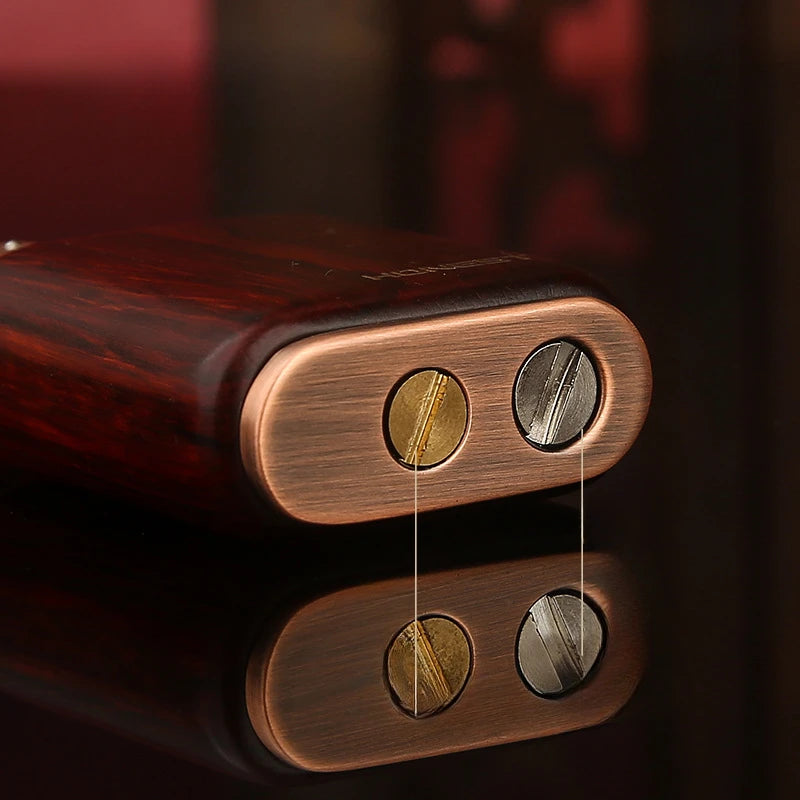 Vue détaillée du dessous du briquet vintage HONEST, montrant les vis de recharge d'essence et de remplacement de la pierre.