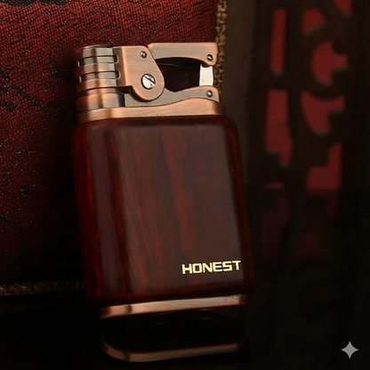 Briquet coupe-vent HONEST en bois de santal rouge riche, montrant le mécanisme de briquet à essence rétro en cuivre vieilli.