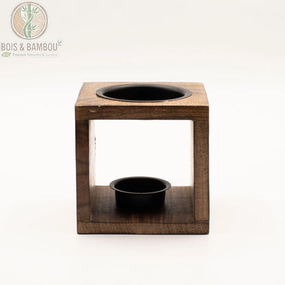 Brûleur d'huile bois de manguier, structure ajourée cube sur fond blanc