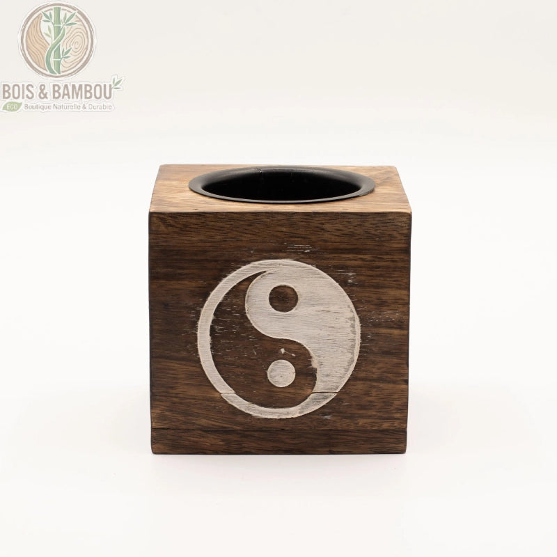 Gravure yin yang détail brûleur d'huile bois de manguier vue rapprochée