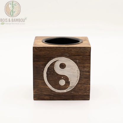 Gravure yin yang détail brûleur d'huile bois de manguier vue rapprochée