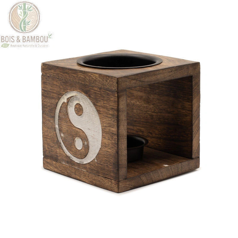 Brûleur d'huile en bois de manguier gravure yin yang vue d'angle