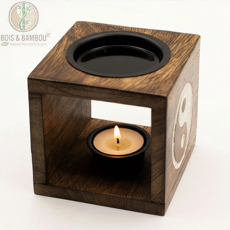 Brûleur d'huile bois de manguier motif yin yang fond blanc bougie allumée