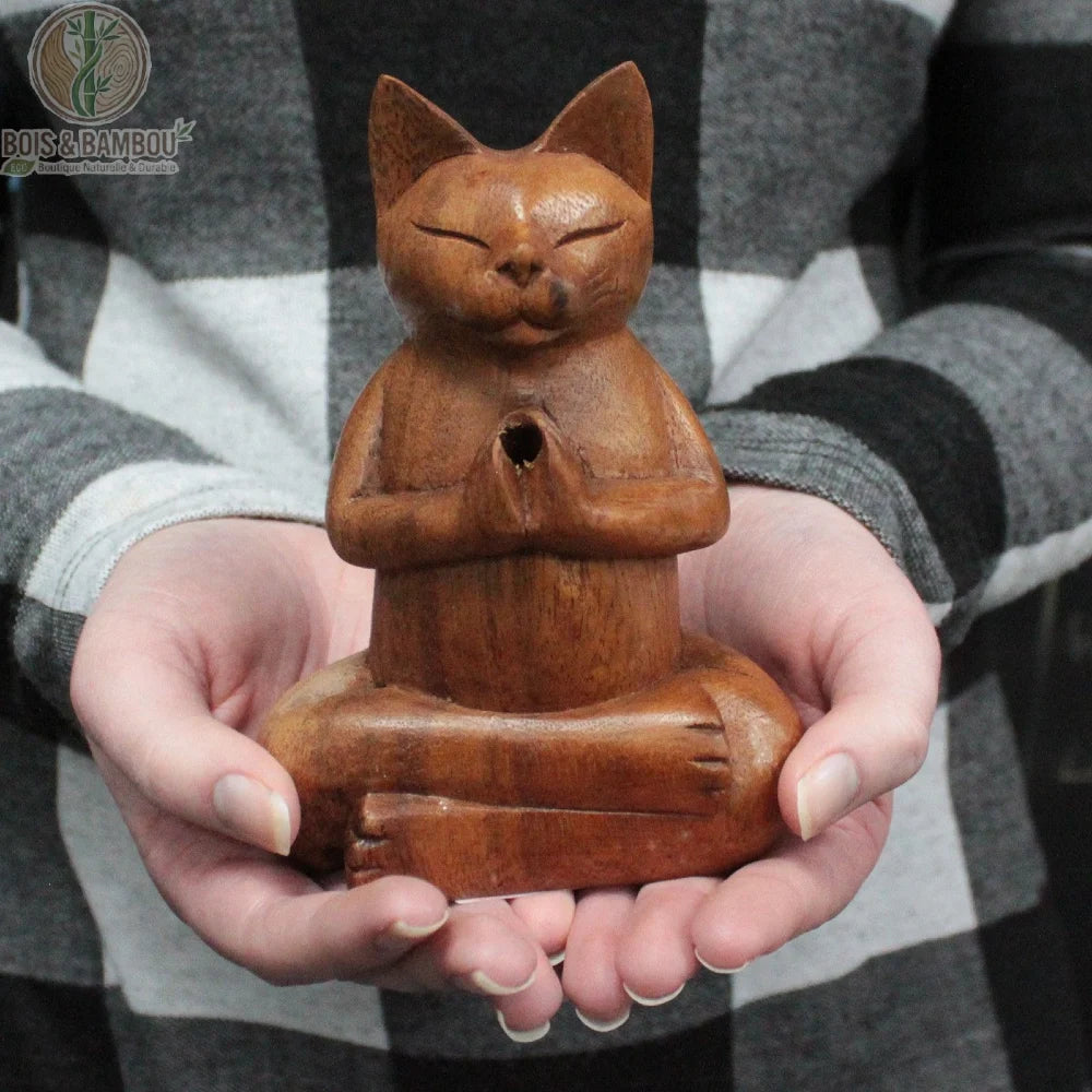 Porte-encens en bois sculpté chat de yoga tenu dans les mains, pour l'échelle