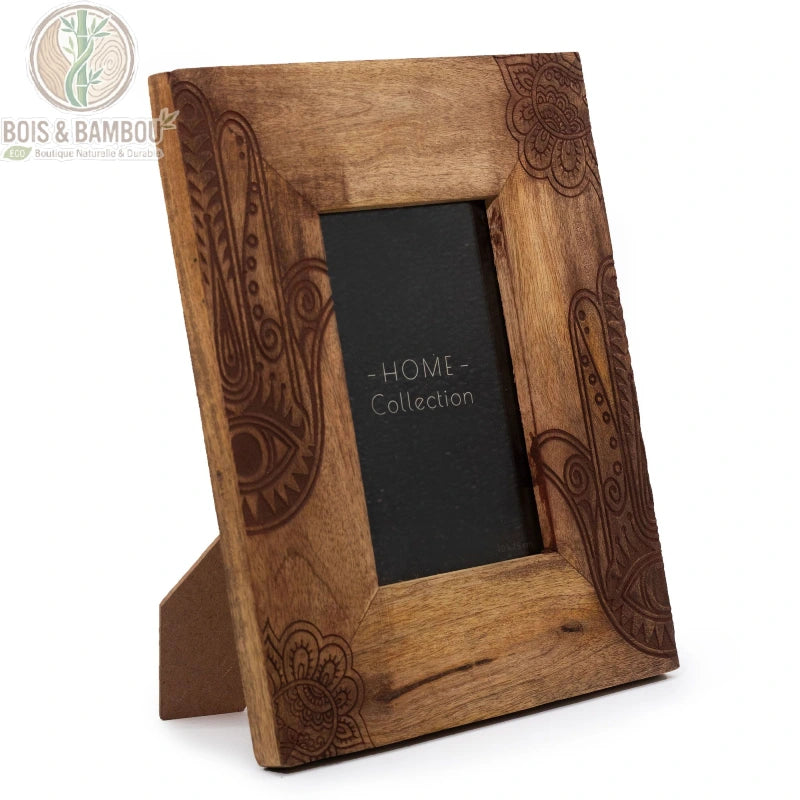 Cadre photo hamsa en bois de manguier noir, taille moyenne 26 cm par 20 cm, fond blanc, carte citation Home Collection