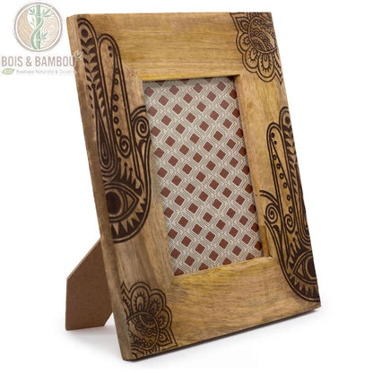Cadre photo hamsa en bois de manguier noir, grand modèle 28 cm par 23 cm, fond blanc, encart textile à motif losange