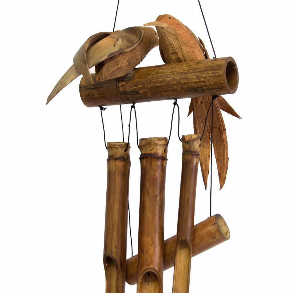 Carillon en bambou et noix de coco, gros plan sur le duo d'oiseaux sculptés
