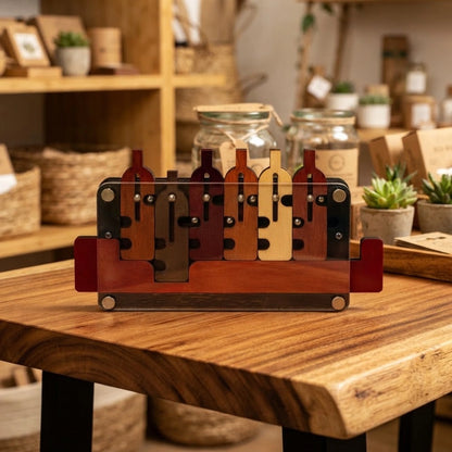 Casse-tête en bois plateau de 6 bouteilles posé sur une table en bois, vue de face