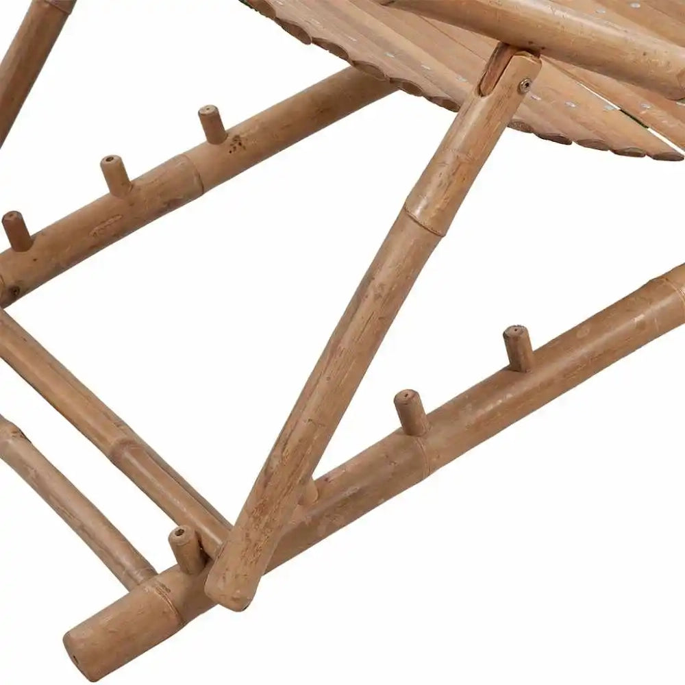 Détail de la chaise longue en tiges de bambou, crans de réglage du dossier et assemblage des tiges