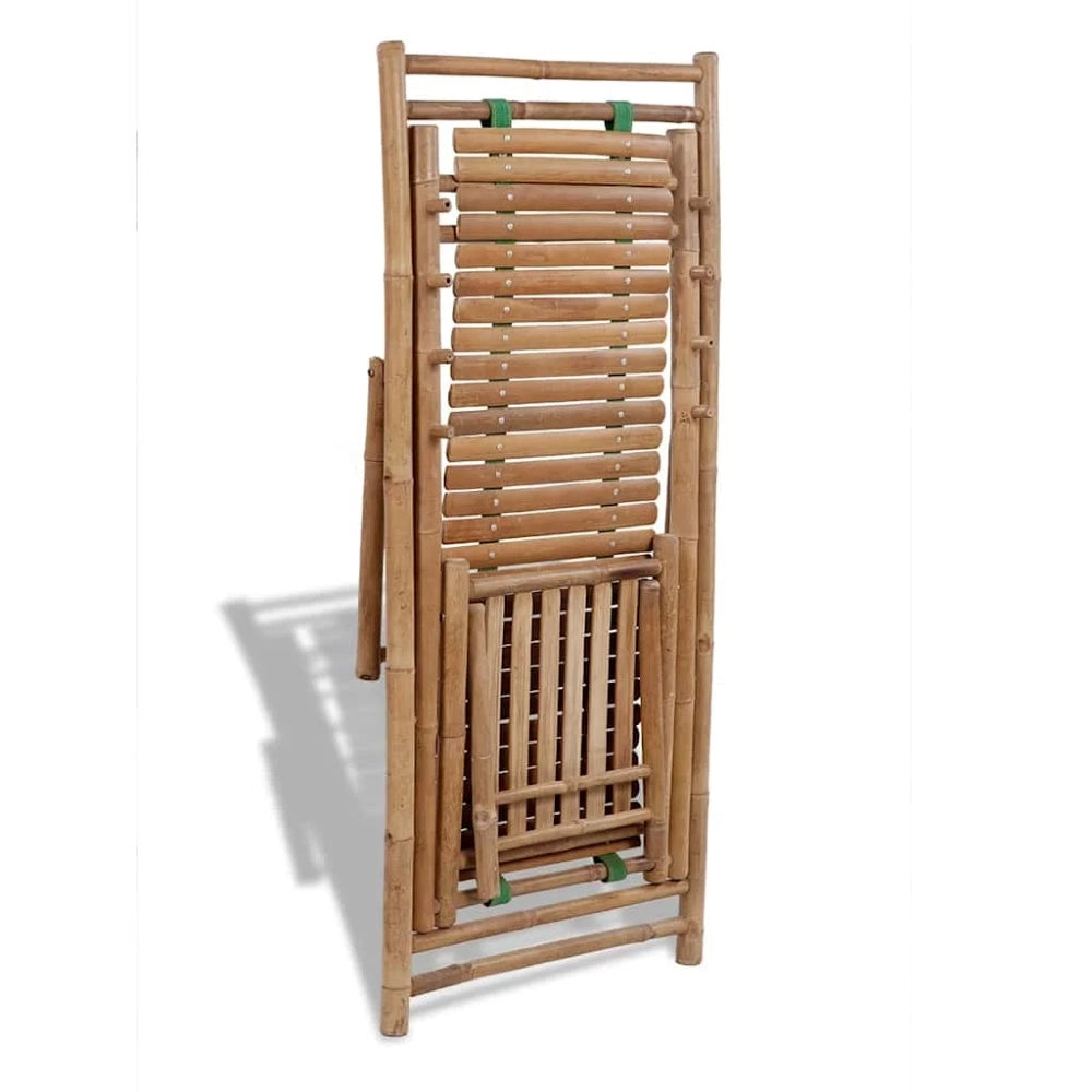 Chaise longue en tiges de bambou pliée à plat, repose-pieds rabattu sur l'assise, vue de face sur fond blanc