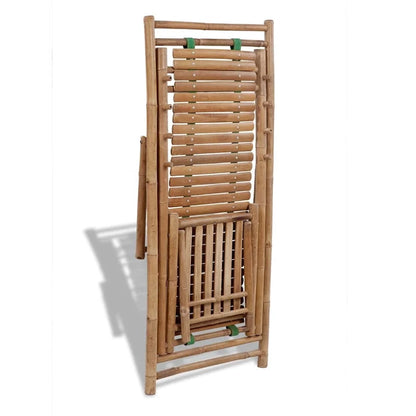 Chaise longue en tiges de bambou pliée à plat, repose-pieds rabattu sur l'assise, vue de face sur fond blanc