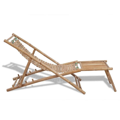 Chaise longue en tiges de bambou avec repose-pieds, vue de profil sur fond blanc, dossier incliné