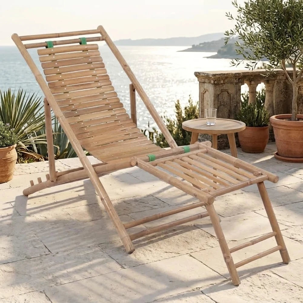 Chaise longue en tiges de bambou avec repose-pieds déplié, sur une terrasse en pierre face à la mer