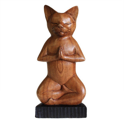 Chat en bois sculpté marron, posture du lotus, fond blanc, vue de face.
