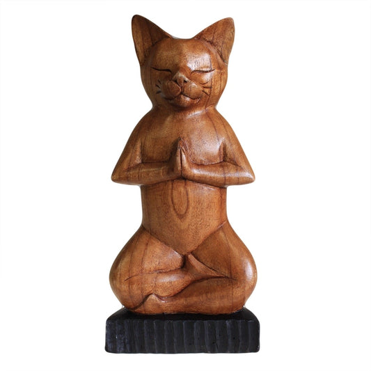 Chat en bois sculpté marron, posture du lotus, fond blanc, vue de face.