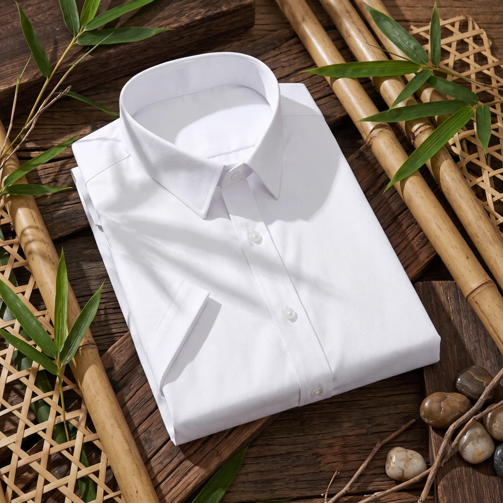 Chemise homme en fibre de bambou manches courtes blanche, pliée sur fond bambou naturel