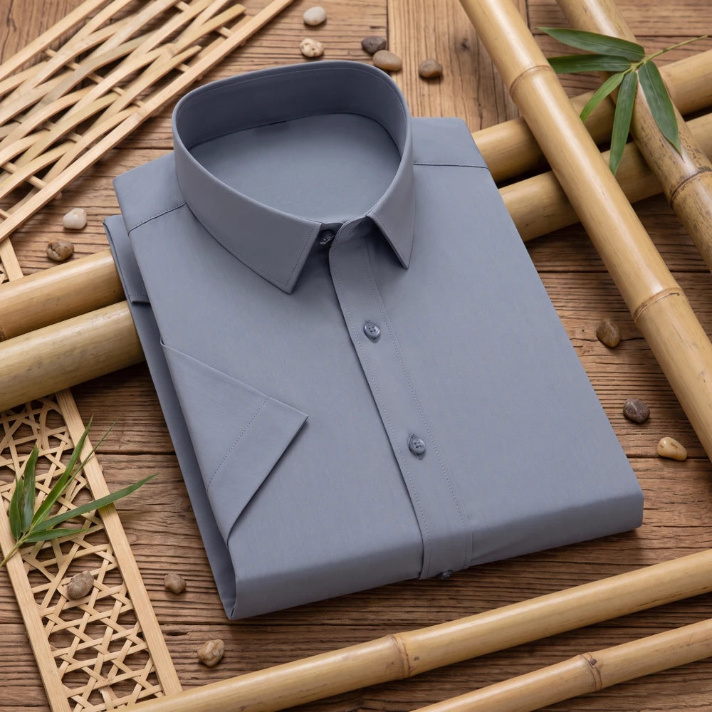 Chemise homme en fibre de bambou manches courtes grise, pliée sur fond bambou naturel