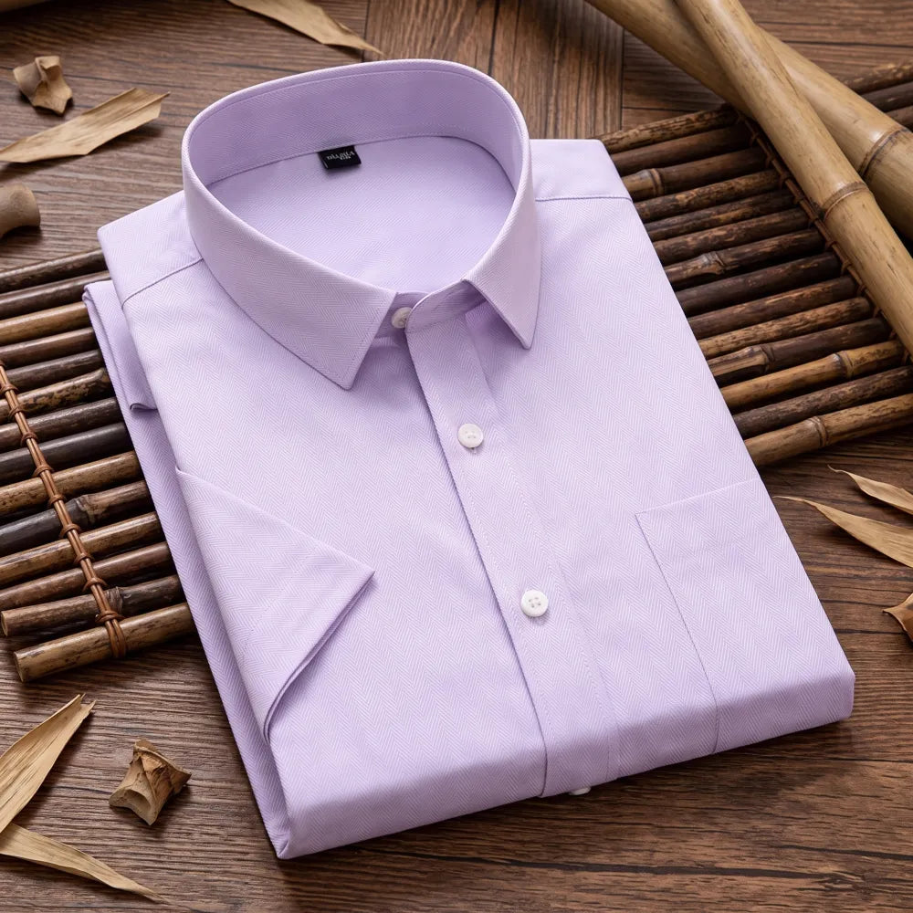 Chemise homme en fibre de bambou manches courtes mauve, pliée sur fond bambou naturel