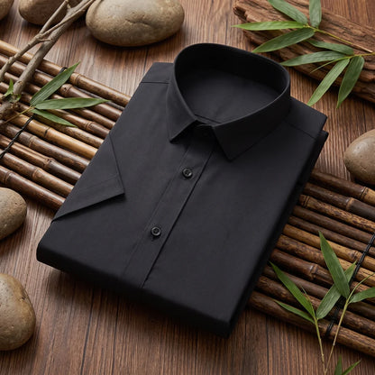 Chemise homme en fibre de bambou manches courtes noire, pliée sur fond bambou naturel