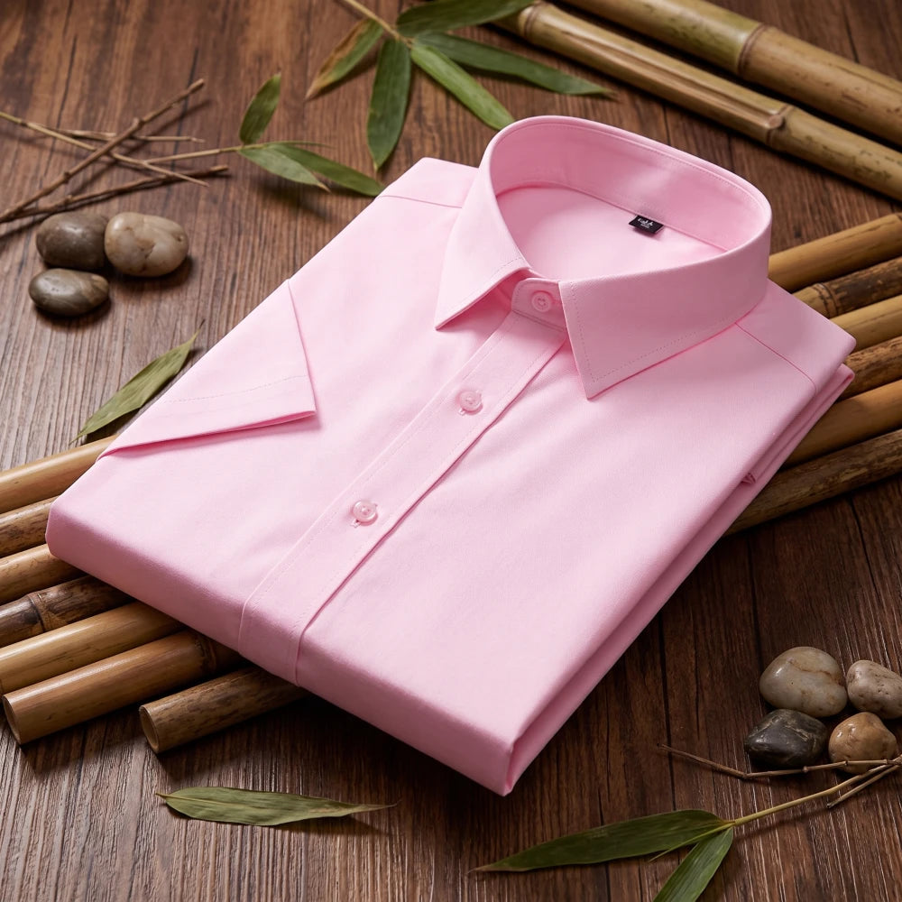 Chemise homme en fibre de bambou manches courtes rose, pliée sur fond bambou naturel