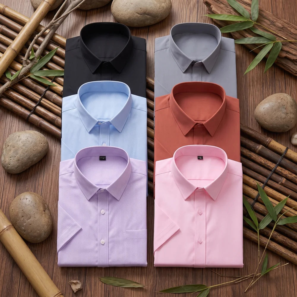 Six chemises homme en fibre de bambou manches courtes, coloris noir, gris, bleu clair, brique, mauve et rose, pliées sur fond bambou