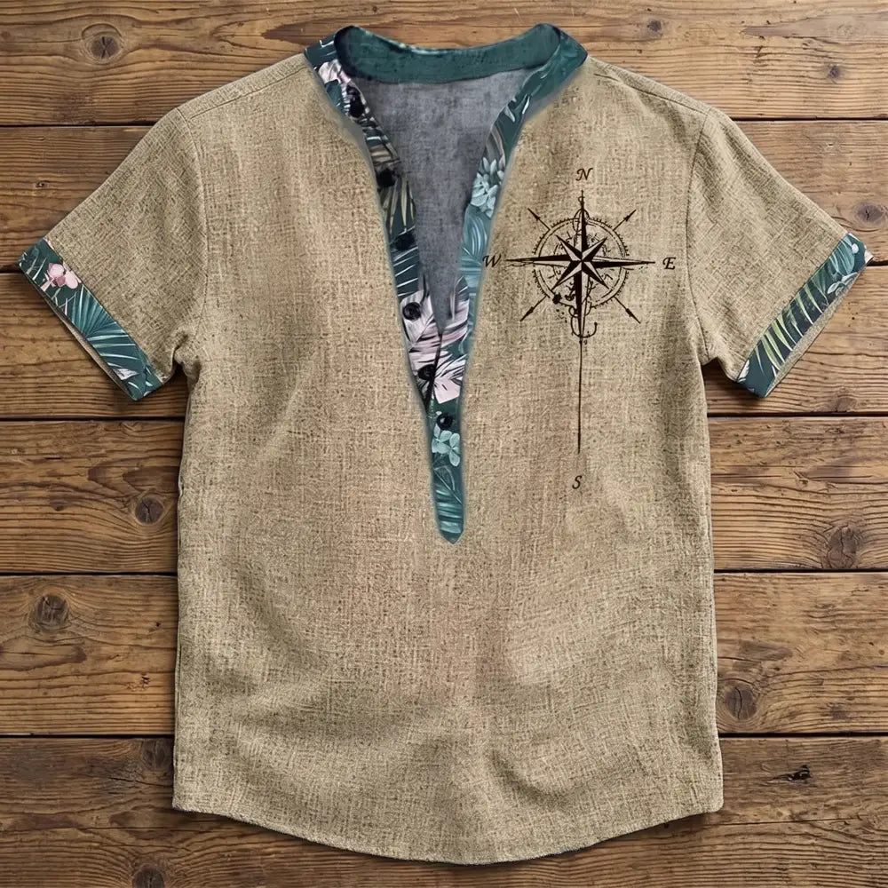 Chemise homme en fibre de bambou manches courtes beige, col mandarin ouvert et liseré fleuri tropical, imprimé boussole sur la poitrine