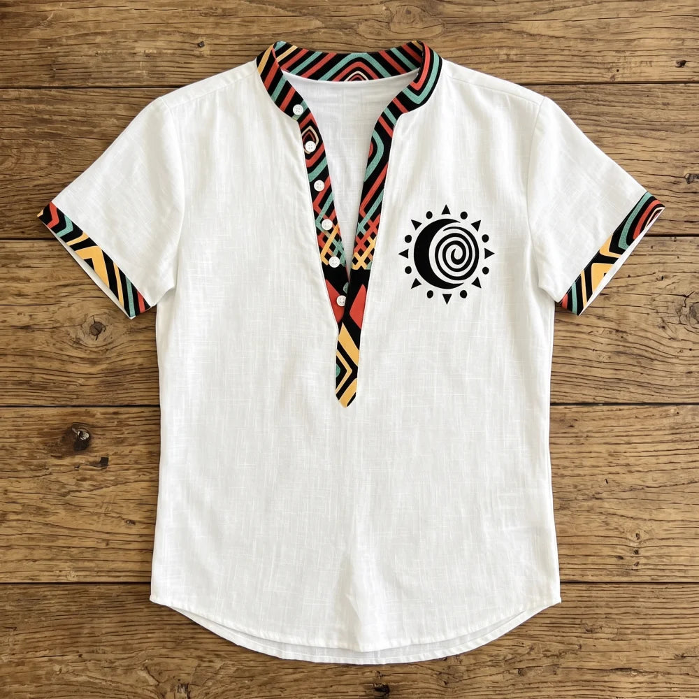 Chemise homme en fibre de bambou manches courtes blanche, liseré ethnique aztèque coloré et patch soleil spirale sur la poitrine