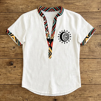 Chemise homme en fibre de bambou manches courtes blanche, liseré ethnique aztèque coloré et patch soleil spirale sur la poitrine
